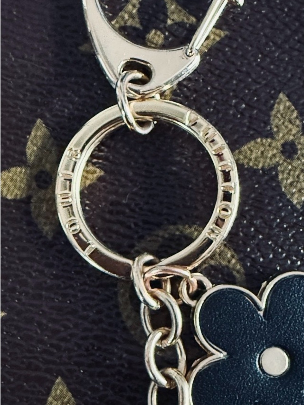 ❤️Luxury-Inspired Black Flower Keychain Charm - Picture 3 of 4